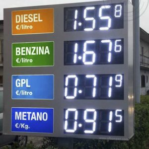 Prezziario benzina bifacciale con voci carburanti realizzate in plexiglass ed illuminate internamente. Display luminosi a led bianchi con gestione da telecomando. 