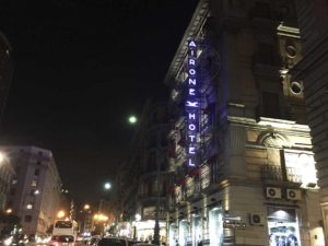 Insegna Antica per hotel con pannelli in alluminio e lettere in plexiglass.