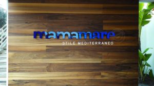 Insegne come complemento d'arredo ed oggetto di design. Lettere in plastica colorata a rilievo.