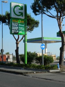 Insegne distributori benzina con display a led a 3 righe bifacciali.