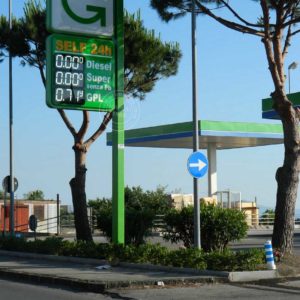 Insegna per distributori benzina bifacciale con pannelli termoformati su palo dotata di prezziari a 3 linee con Display a led bianchi.