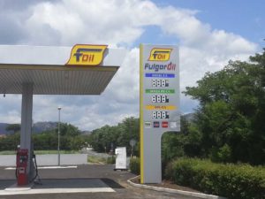 Insegne distributori benzina con totem con display a led