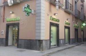Insegne farmacia in ottone brunito e croci a led con invio messaggi wifi