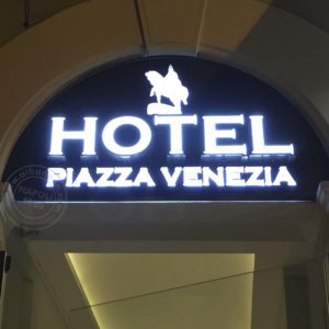 Insegna per hotel constituita da lettere scatolate in acciaio con frontale in plexiglas opal.
Led bianchi per impianto d'illuminazione interna.