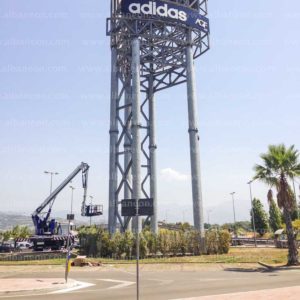 Insegne lettere scatolate luminose installate su un pannello in dibond con sottostruttura in acciaio centinato con illuminazione a led ad alta luminosità.