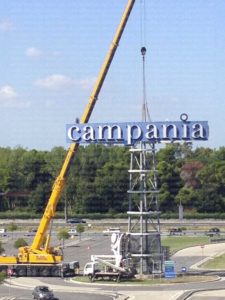 Totem pubblicitario con lettere in acciaio luminose per centro commerciale