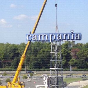 Insegna a totem per centro commerciale. Lettere scatolate in acciaio con frontale in plexiglass opal ed illuminazione interna a led RGB, con controller per la gestione di tutta la superficie.