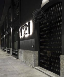 Insegne a lettere scatolate in acciaio con luce indiretta a led a luce fredda