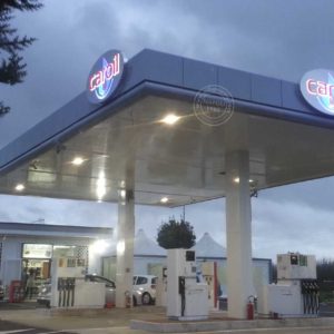 Allestimento di pensilina per impianto carburanti con insegne luminose ad alta visibilità.