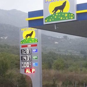 Allestimento completo di distributore benzina con insegna e totem e prezzari a led.