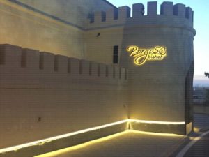 Insegna scritta luminosa in acciaio corten con luce riflessa a led luce calda