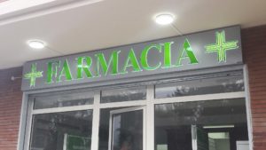 insegna per farmacie con scritte e loghi in plexiglas su box in alluminio traforato.