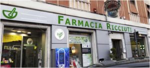 Insegna per farmacia su pannelli in dibond con lettere e loghi in plastica plexiglas