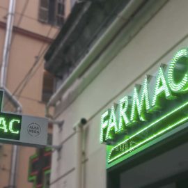 Insegne a lettere scatolate e croce a led per farmacie